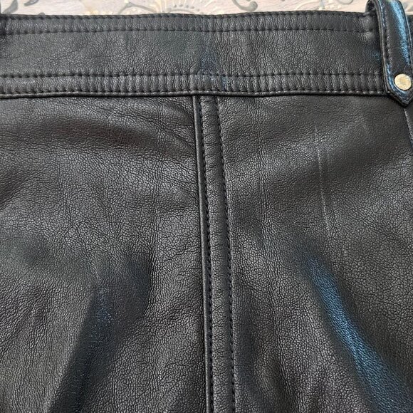 Guess Pleather Miniskirt Women's US Size (0) Soft With Gold Detailing - Picture 7 of 14